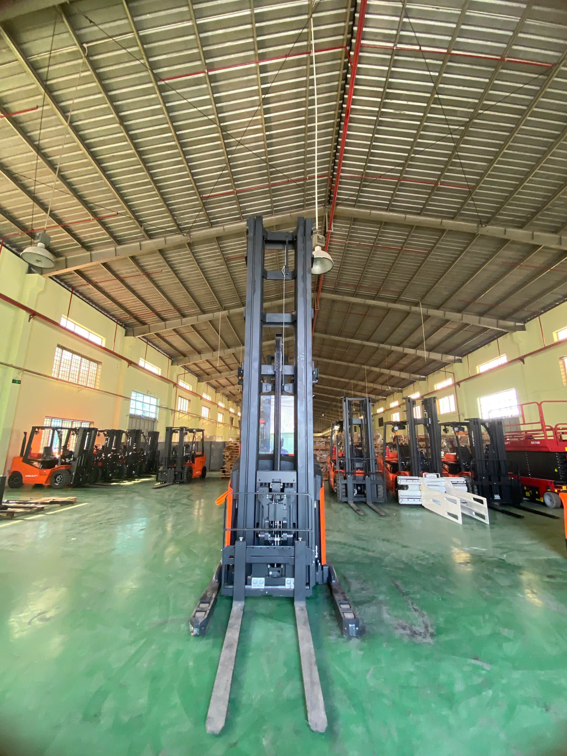 Reach Truck - RT15DP Mast 10.5m - Selected Image